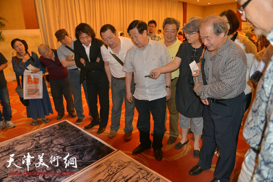 刘大为、吴长江等第十二届全国美展组委会领导及专家组来津观摩指导。图为现场。 