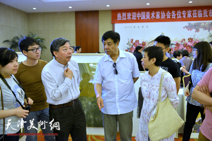 刘大为、吴长江等第十二届全国美展组委会领导及专家组来津观摩指导。图为吴长江与姜陆以及部分版画作者在现场。