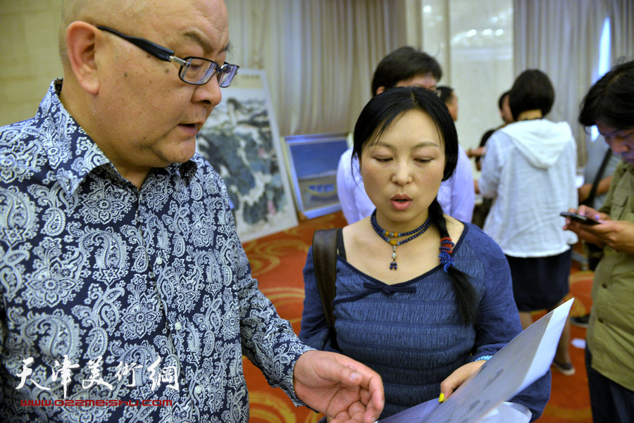 刘大为、吴长江等第十二届全国美展组委会领导及专家组来津观摩指导。图为龙瑞在现场观摩于栋华作品。
