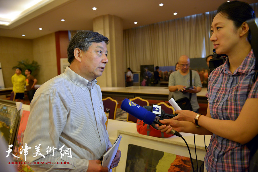刘大为、吴长江等第十二届全国美展组委会领导及专家组来津观摩指导。图为吴长江在现场接受媒体采访。