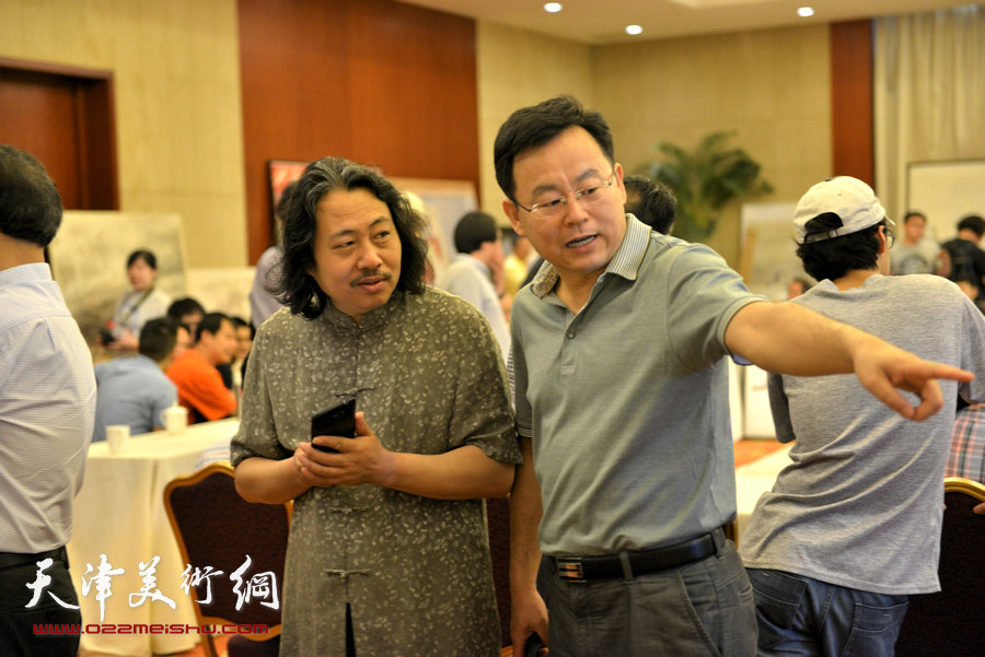 刘大为、吴长江等第十二届全国美展组委会领导及专家组来津观摩指导。图为张桂元、贾广健。