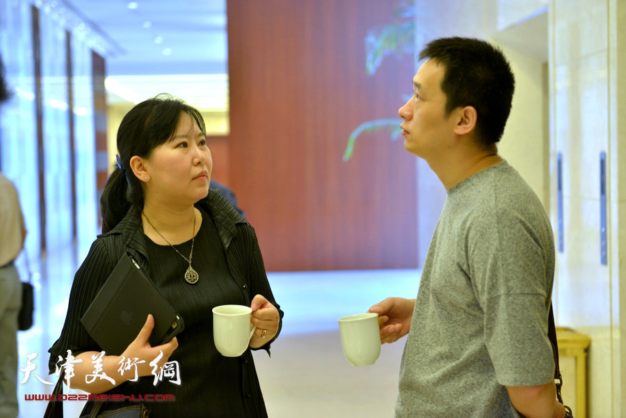 刘大为、吴长江等第十二届全国美展组委会领导及专家组来津观摩指导。图为任欢、周午生。