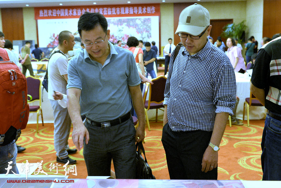 刘大为、吴长江等第十二届全国美展组委会领导及专家组来津观摩指导。图为张桂元、高博。