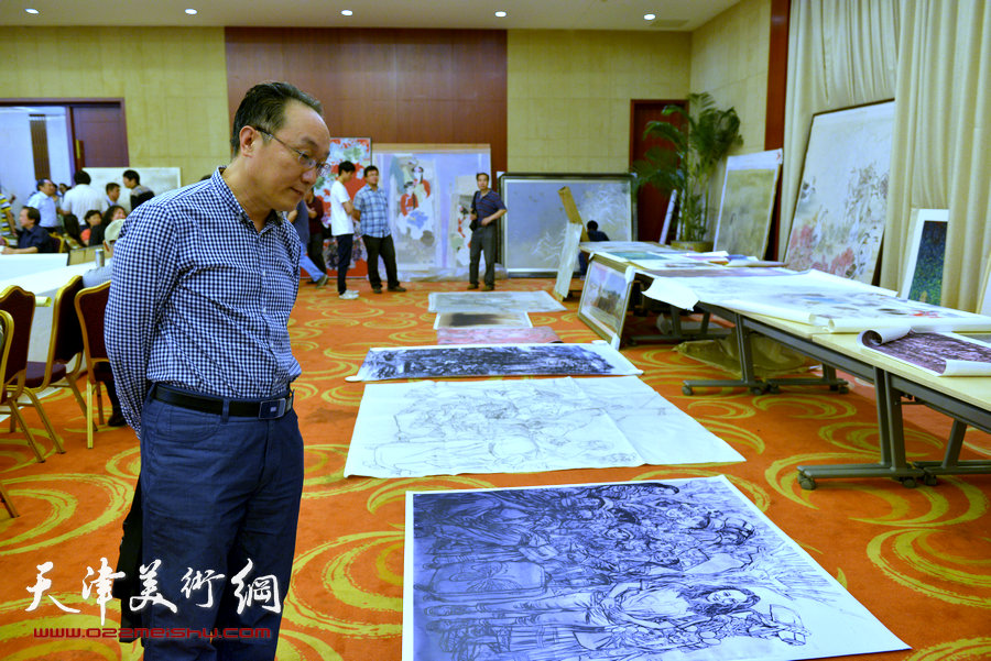 刘大为、吴长江等第十二届全国美展组委会领导及专家组来津观摩指导。图为何东。