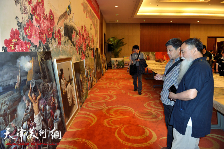 刘大为、吴长江等第十二届全国美展组委会领导及专家组来津观摩指导。图为现场。