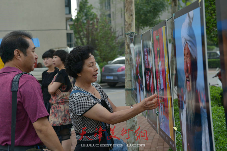 第四届“天穆杯”书画摄影展在北辰区天穆东苑举行，图为天穆村民参观作品。