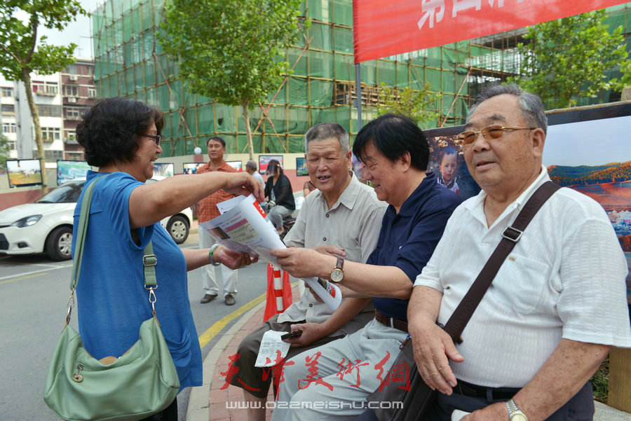 第四届“天穆杯”书画摄影展在北辰区天穆东苑举行。