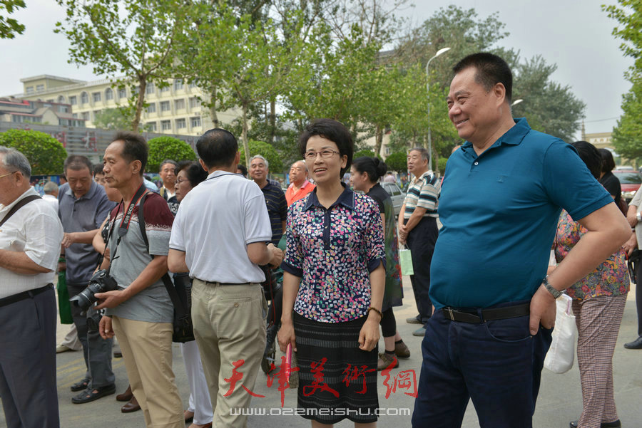 第四届“天穆杯”书画摄影展在北辰区天穆东苑举行，图为崔金爽与穆祥友交谈。