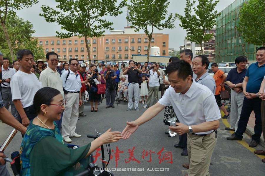 第四届“天穆杯”书画摄影展在北辰区天穆东苑举行。图为颁奖现场。