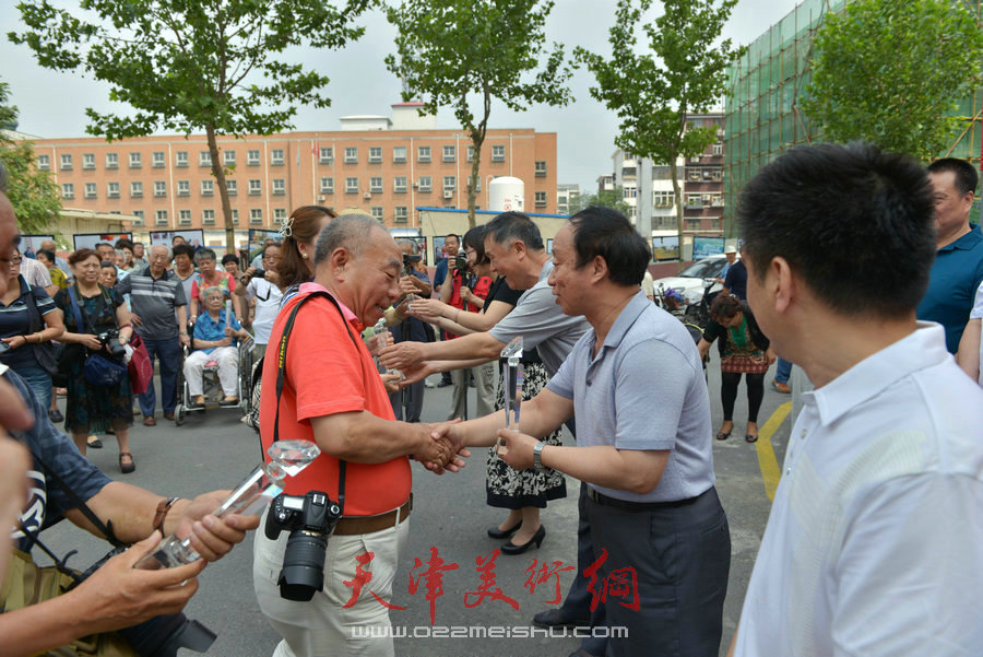 第四届“天穆杯”书画摄影展在北辰区天穆东苑举行。图为颁奖现场。