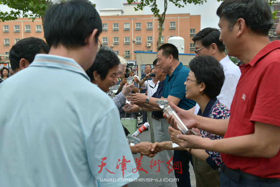 第四届“天穆杯”书画摄影展在北辰区天穆东苑举行。图为颁奖现场。