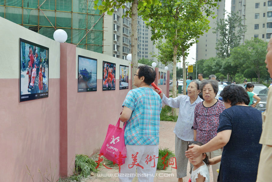 第四届“天穆杯”书画摄影展在北辰区天穆东苑举行。