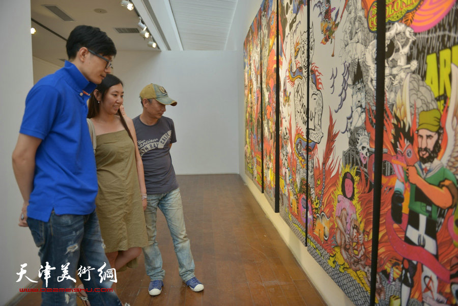 胡安·布尔伐斯个人艺术展“镜中世界”6月25日开幕。图为画展现场。