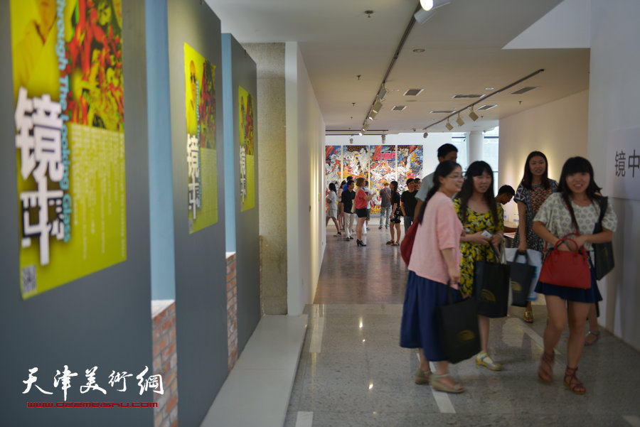 胡安·布尔伐斯个人艺术展“镜中世界”6月25日开幕。图为画展现场。