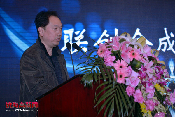 图为天津市社团局社团处处长陈鸿毅宣读批复文件。