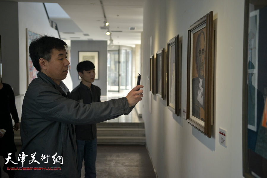 图为诗象与图銘·当代诗人绘画艺术展现场。