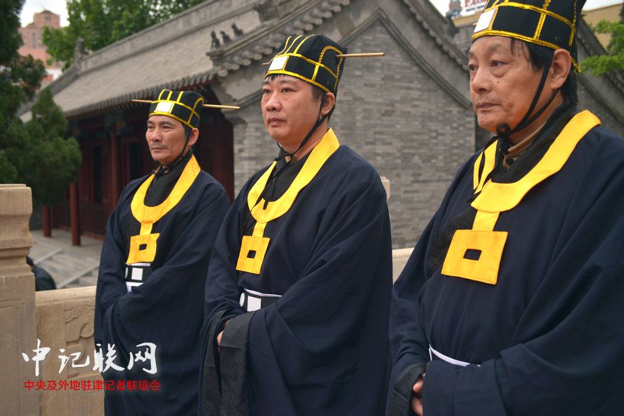 第三届祭奠孟母孟子大典5月10日在天津文庙举行。图为祭奠孟大典现场。天津孟氏宗亲会会长孟宪立，副会长孟宪义，孟宪奎在祭奠现场。