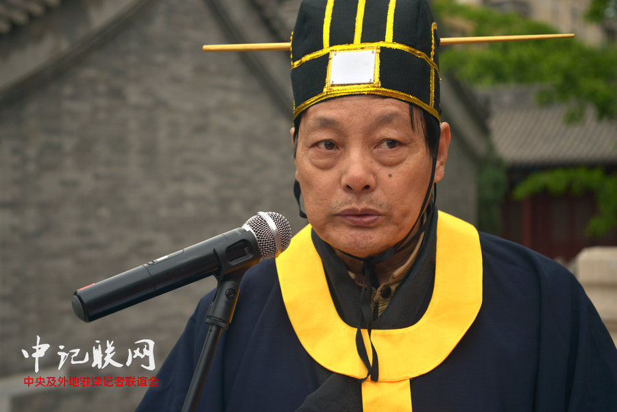 第三届祭奠孟母孟子大典5月10日在天津文庙举行。图为天津孟氏宗亲会副会长孟宪义讲话。