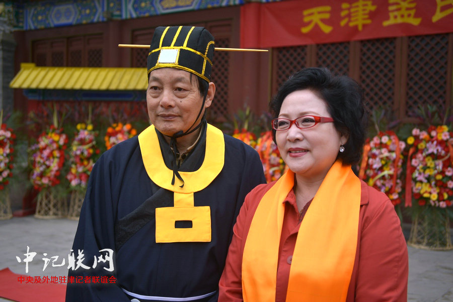 第三届祭奠孟母孟子大典5月10日在天津文庙举行。图为籍薇、孟宪义。