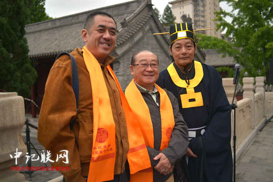 第三届祭奠孟母孟子大典5月10日在天津文庙举行。图为魏文亮、孟宪义、颜晓靖。