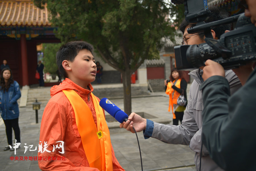 第三届祭奠孟母孟子大典5月10日在天津文庙举行。 图为媒体在现场采访孟氏后人。