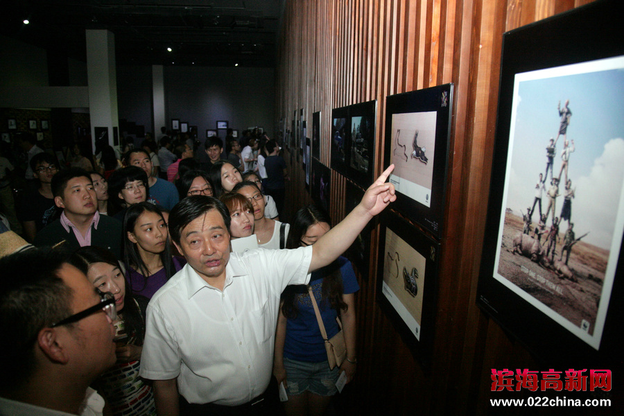 “创意启发未来”第58届纽约国际广告节世界最佳作品展映活动在天津高新区滨海广告产业园举行，图为