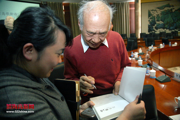 作家冯景元为读者签名。