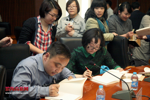 作家刘晓珍、杨仲达为读者签名。
