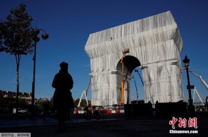 当地时间9月16日，法国巴黎凯旋门包裹项目落成典礼举行。