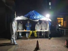 天津市滨海新区北塘街道热心居民自发为一线核酸检测人员送去温暖