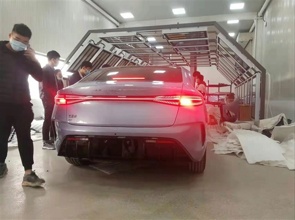 和特斯拉Model 3掰手腕 比亚迪海豹实车曝光：大灯超犀利