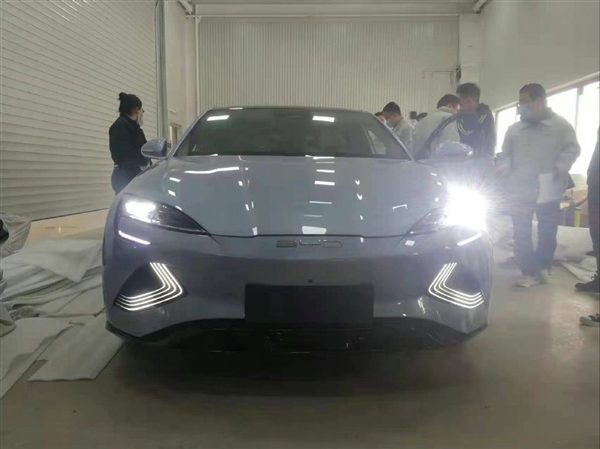 和特斯拉Model 3掰手腕 比亚迪海豹实车曝光：大灯超犀利