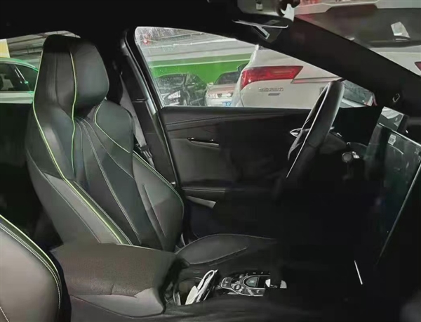 对标特斯拉Model 3 比亚迪海豹内饰首曝：运动感拿捏到位了