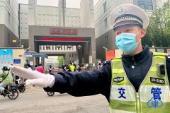 4月25日天津市中小学幼儿园全面恢复线下教学 南开交警全力确保学校及周边道