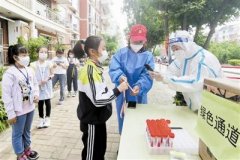 天津北辰区嘉谷华庭社区在核酸筛查点位开通学生绿色通道 保证学生按时上网