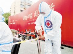 天津市红十字救援队队员在和平区核酸筛查点开展保障服务