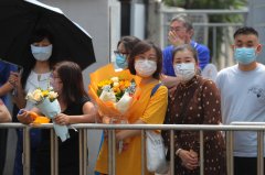 2022年天津市初中学业水平考试结束 家长和老师们手捧着鲜花迎接考生走出考场