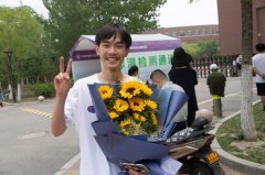 2022年天津滨海新区初中毕业生学业考试落幕 家长孩子们一起在现场合影