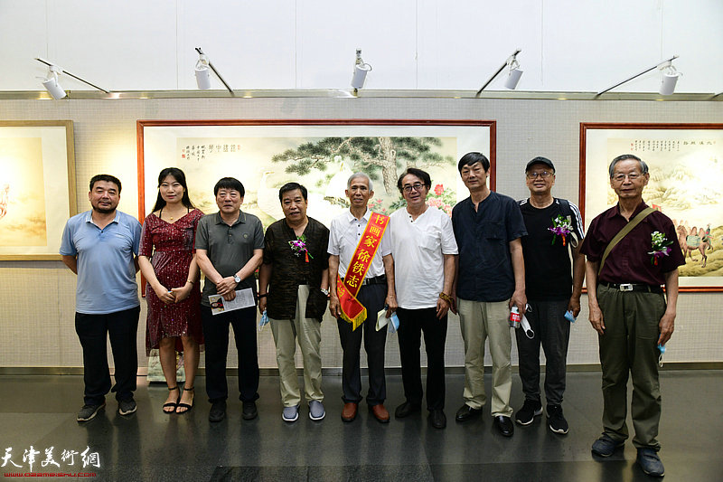 左起：田军、任凤茗、高原春、李耀春、徐铁志、穆怀安、徐庆荣、刘建华在展览现场。