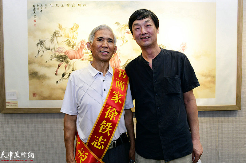左起：徐铁志、徐庆荣在展览现场。