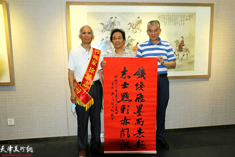 左起：徐铁志、王寅、吴士江在展览现场。