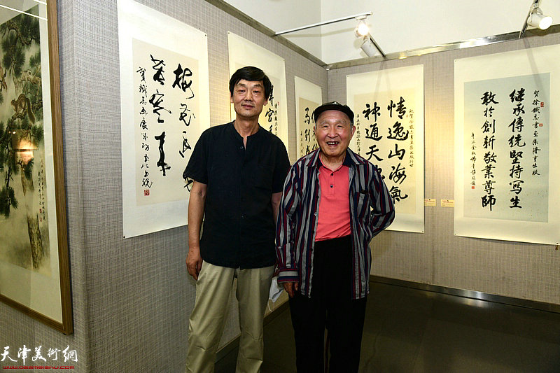 左起：徐庆荣、孙贵璞在展览现场。