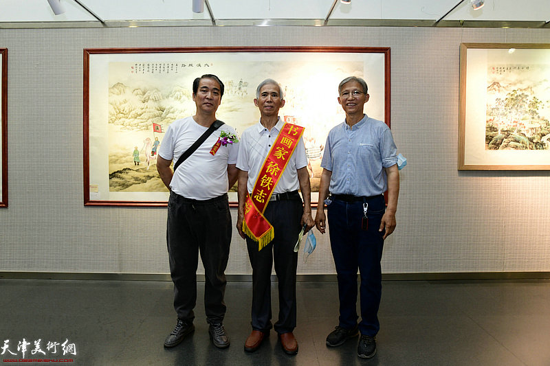 左起：徐铁枝、徐铁志、徐铁林在展览现场。