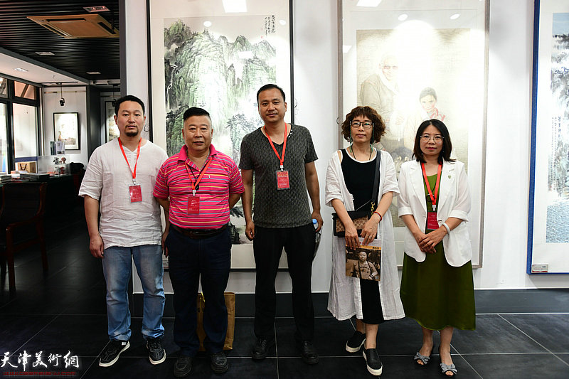 左起：董玉飞、吕大江、赵春军、赵文静在展览现场。