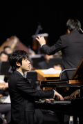 钢琴家张昊辰将7月2日晚登台天津大剧院 以丰富灵动的音乐展开多元对话