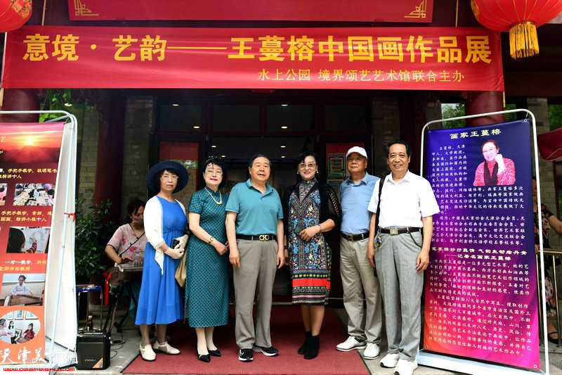 左起：白慧茹、李士青、毓峋、徐奎、崔炳顺在画展现场。