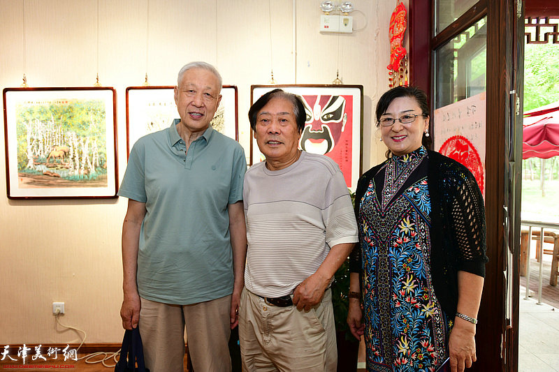 左起：郝宝善、王峰、王蔓榕在画展现场。