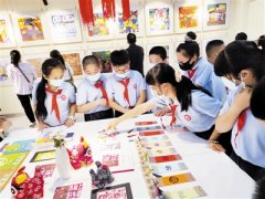 天津北辰民间绘画李咀小学学生作品专题展开幕 参展作品表达出孩子们爱国的