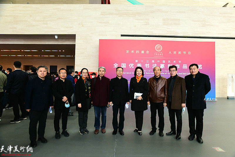 万镜明、张建会、卢永琇、孙建忠、卢永琇、杨健君、任云程、王树秋、李建华在书画展现场