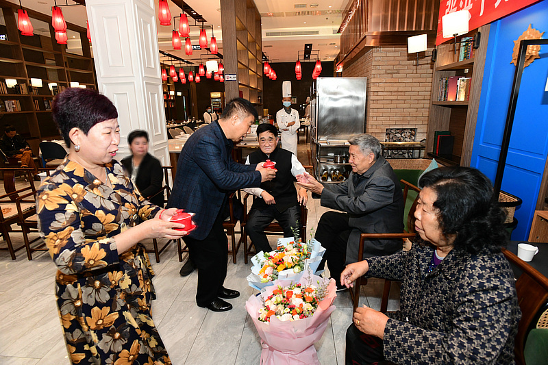 师宝金携夫人陈玉敏向恩师张洪千及师母敬茶